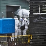 女性が殺害された住宅を現場検証する北海道警の捜査員=1日午前、札幌市北区