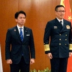 中国の董軍国防相(右)と写真に納まる小泉防衛相=1日、クアラルンプール(共同)