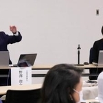 講演会で登壇した北海道新聞社の野沢俊介さん(左)と神戸新聞社の中島摩子さん=1日午後、横浜市