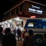 トイレに不審物が見つかり、構内への立ち入りが一時規制された京阪電鉄中書島駅=1日午後7時39分