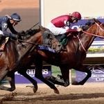 BCクラシックで優勝した坂井瑠星騎乗のフォーエバーヤング(右)=デルマー競馬場(共同)