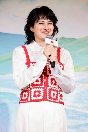 発表会に登場したホラン千秋=17日、東京都台東区