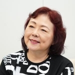 インタビューに答える丸山圭子