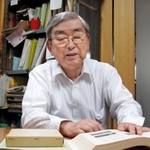 市民目線にこだわってきた日々を振り返り、講義への思いを語る浅野弥三一さん=尼崎市内