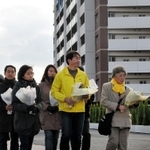 尼崎JR脱線事故現場を訪れた(手前右から)遺族の藤崎光子さん、セウォル号沈没事故遺族の李南錫さん、崔順花さん=6日午後、尼崎市久々知