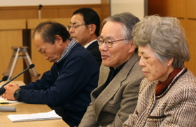 無罪判決を受け、会見する脱線事故遺族の(手前から)藤崎光子さん、奥村恒夫さん、上田弘志さん、大森重美さん=11日午後、神戸市中央区楠町2、兵庫県司法書士会館(撮影・辰巳直之) 無罪判決を受け、会見する脱線事故遺族の(手前から)藤崎光子さん、奥村恒夫さん、上田弘志さん、大森重美さん=11日午後、神戸市中央区楠町2、兵庫県司法書士会館(撮影・辰巳直之)