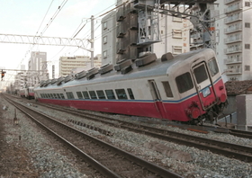 阪神・淡路大震災で脱線したJRの列車=1995年1月17日、西宮市平松町 阪神・淡路大震災で脱線したJRの列車=1995年1月17日、西宮市平松町