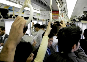つり革や手すりが乗客の「命綱」となった(事故車両と同じ207系の車内) つり革や手すりが乗客の「命綱」となった(事故車両と同じ207系の車内)