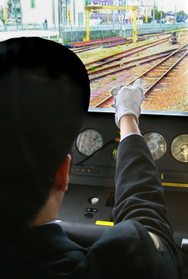 信号機が視野に入る。誤認を防ぐために指さしと声で確認する。(撮影・立川洋一郎) 信号機が視野に入る。誤認を防ぐために指さしと声で確認する。(撮影・立川洋一郎)