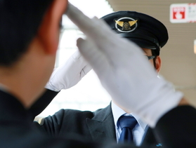 敬礼して運転を交代する。気持ちが引き締まる瞬間だ。(撮影・立川洋一郎) 敬礼して運転を交代する。気持ちが引き締まる瞬間だ。(撮影・立川洋一郎)