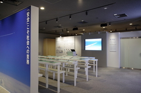 全日空の安全教育センターのフロア。失敗を体験する研修に取り組む=東京都大田区(全日空提供) 全日空の安全教育センターのフロア。失敗を体験する研修に取り組む=東京都大田区(全日空提供)