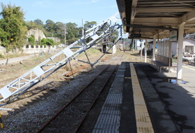 JR仙石線野蒜駅。津波が押し寄せ大きな被害を受けた=2011年10月、宮城県東松島市 JR仙石線野蒜駅。津波が押し寄せ大きな被害を受けた=2011年10月、宮城県東松島市