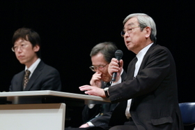 被害者の立場を超えて安全実現を目指す浅野さん(右)=25日、尼崎市(撮影・神子素慎一) 被害者の立場を超えて安全実現を目指す浅野さん(右)=25日、尼崎市(撮影・神子素慎一)