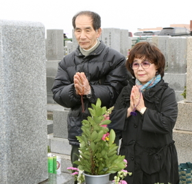 斉藤満さんの墓に手を合わせる堅一さんと百合子さん=伊丹市岩屋(撮影・内田世紀) 斉藤満さんの墓に手を合わせる堅一さんと百合子さん=伊丹市岩屋(撮影・内田世紀)