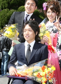 卒業式で同級生と記念写真を撮る林浩輝さん=3月21日、京都市の同志社大学(撮影・山口 登) 卒業式で同級生と記念写真を撮る林浩輝さん=3月21日、京都市の同志社大学(撮影・山口 登)