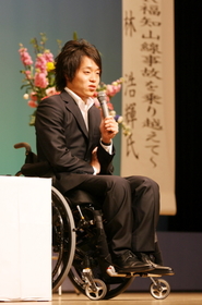 事故後の歩みと将来への思いを語る林浩輝さん=3月13日、大津市生涯学習センター(撮影・山口 登) 事故後の歩みと将来への思いを語る林浩輝さん=3月13日、大津市生涯学習センター(撮影・山口 登)