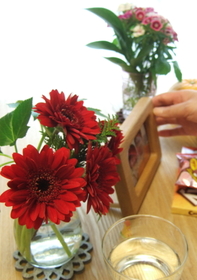居間に置いた2人の写真に花を供える 居間に置いた2人の写真に花を供える