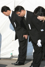 事故の教訓をかみしめ、事故現場に立つJR西日本の社員ら=25日午前7時10分、尼崎市久々知(撮影・斎藤雅志) 事故の教訓をかみしめ、事故現場に立つJR西日本の社員ら=25日午前7時10分、尼崎市久々知(撮影・斎藤雅志)