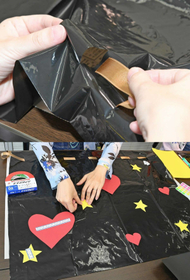 ◇黒マント【上】黒いごみ袋を適当な大きさにカット。上から5センチくらいの部分に縦に10カ所程度の切り込みを入れ、リボンをジグザグに通す。【下】好きな形に切った画用紙や折り紙を両面テープでマントに飾り付けたら出来上がり! シールを貼ってもOK。=神戸新聞社(撮影・後藤亮平) ◇黒マント【上】黒いごみ袋を適当な大きさにカット。上から5センチくらいの部分に縦に10カ所程度の切り込みを入れ、リボンをジグザグに通す。【下】好きな形に切った画用紙や折り紙を両面テープでマントに飾り付けたら出来上がり! シールを貼ってもOK。=神戸新聞社(撮影・後藤亮平)