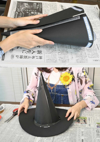 ◇魔女ハット【上】黒い画用紙を扇形に切り取り、辺と辺を両面テープでくっつける。三角帽子の下の部分に少し切れ目を入れ、のりしろを作る【下】【上】の大きさに合わせて、画用紙をドーナツ状に切る。【上】と貼り合わせ、内側にゴムひも、外側にリボンをつける=神戸新聞社(撮影・後藤亮平) ◇魔女ハット【上】黒い画用紙を扇形に切り取り、辺と辺を両面テープでくっつける。三角帽子の下の部分に少し切れ目を入れ、のりしろを作る【下】【上】の大きさに合わせて、画用紙をドーナツ状に切る。【上】と貼り合わせ、内側にゴムひも、外側にリボンをつける=神戸新聞社(撮影・後藤亮平)