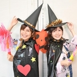 あーやん(左)は大きなハートが入ったマント、ゆーみんは帽子のきらきらモールがポイント。「魔女になりきって遊んでみて」=神戸新聞社(撮影・後藤亮平)