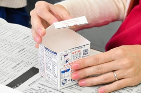 ◇サイコロ【1】牛乳パックの四つの側面に底から7センチの高さで線を引く。うち1面は「ふた」にするので底から16センチの高さに線を引く【2】線に沿って切り出し、「ふた」の両側も切り離す。「ふた」の上側2センチを折り、折りしろを作る【3】「ふた」を閉じてテープで留める。折り紙を全体に貼り付け、上下の数の和が7になるよう各面に数字を書く ◇サイコロ【1】牛乳パックの四つの側面に底から7センチの高さで線を引く。うち1面は「ふた」にするので底から16センチの高さに線を引く【2】線に沿って切り出し、「ふた」の両側も切り離す。「ふた」の上側2センチを折り、折りしろを作る【3】「ふた」を閉じてテープで留める。折り紙を全体に貼り付け、上下の数の和が7になるよう各面に数字を書く