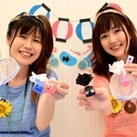 カラフルな金魚と牛乳パックで作ったポイ。「おうちでお祭り気分を味わっちゃおう」=神戸新聞社(撮影・中西幸大)