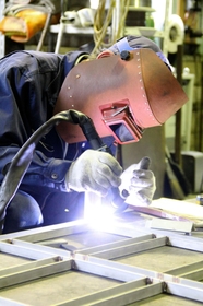 熟練の技で金属を加工する社員=明石市大久保町江井島