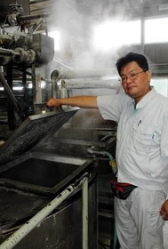 「金属せっけん」の製造に取り組む澁谷卓社長=明石市二見町南二見