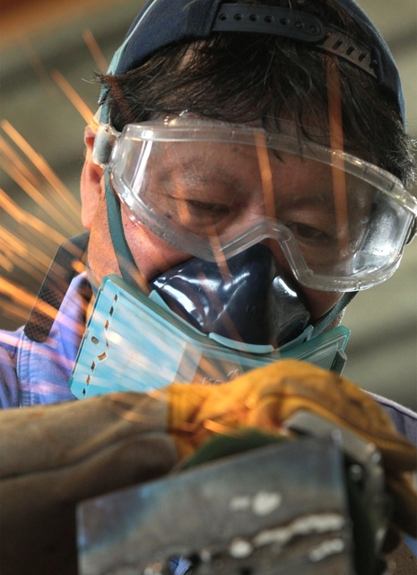 グラインダーで金属を加工する。集中力が必要な作業だ=ポリテクセンター加古川(撮影・辰巳直之)