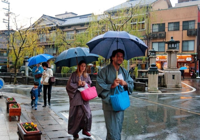 外国人がそぞろ歩く風景が日常的になった城崎温泉街=豊岡市城崎町湯島