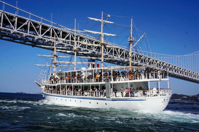 大きな渦潮が期待できる秋の大潮時。観光客を満載して航行する日本丸=2018年11月10日、鳴門海峡