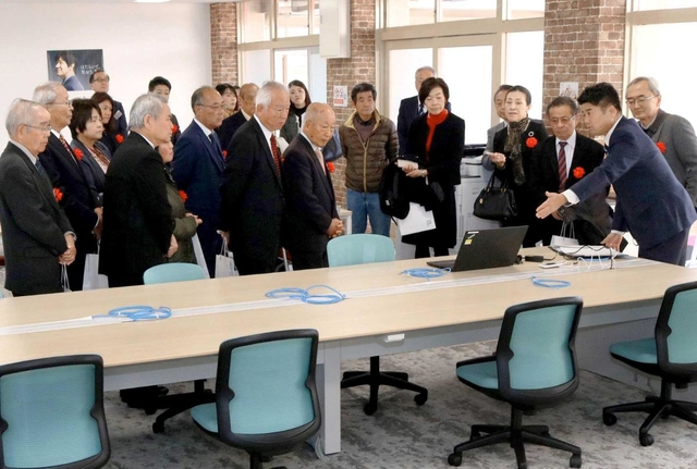 作業スペースを見学する地域住民ら=須磨区菅の台4、神戸名谷ワークラボAOZORA