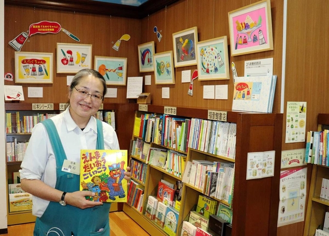 「子どもたちが身を乗り出して聞いてくれるのが読み聞かせのだいご味」と話す角石美香さん=姫路市豆腐町