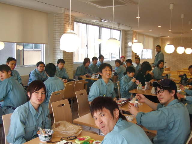 明るい雰囲気の社員食堂