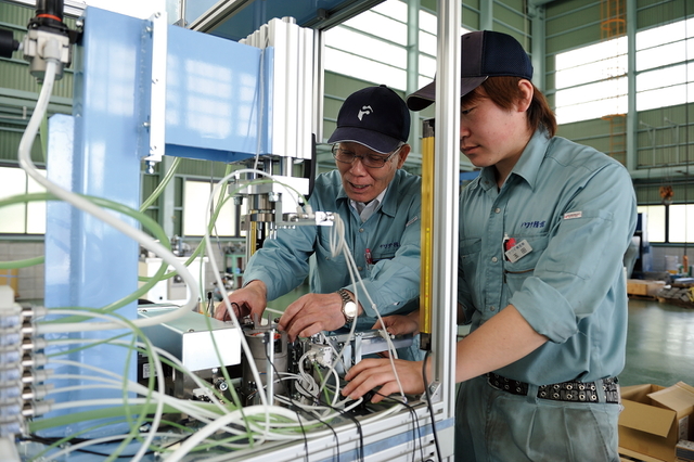 エンジニアリング事業部組み立て風景
