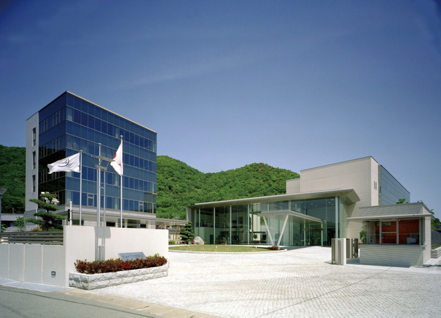 創業50周年の2004年に完成した本社社屋