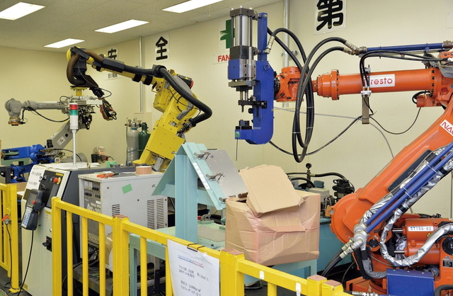 産業用ロボットが並ぶ尼崎ロボットテクニカルセンター