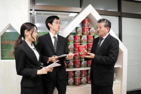 中島洋人社長(右)に話を聞く立命館大3年の黒川友恵さん(左)と貝原匠さん=神戸市東灘区深江浜町