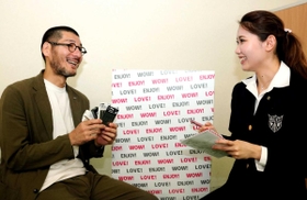 高野芳樹社長(左)に話を聞く甲南女子大3年の石川明日香さん=西宮市日野町