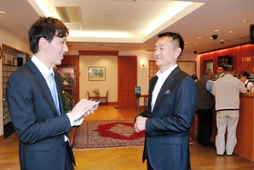 米田篤史社長(右)に話を聞く兵庫県立大3年の上田駿さん=神戸市中央区下山手通2