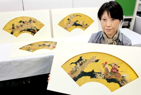太平記の時代の人物が生き生きと描かれた「新曲図扇面」=尼崎市南城内 太平記の時代の人物が生き生きと描かれた「新曲図扇面」=尼崎市南城内
