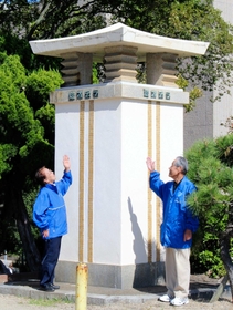 縦に走る2列のタイルがクリーム色の塔をぐっと引き締めている=明石市相生町1 縦に走る2列のタイルがクリーム色の塔をぐっと引き締めている=明石市相生町1