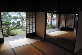 武家屋敷らしい風格を残す旧尾崎家住宅=加東市上三草 武家屋敷らしい風格を残す旧尾崎家住宅=加東市上三草