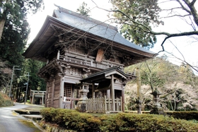 そびえ立つ楼門。右側の阿形像は修復に出されている=篠山市味間南 そびえ立つ楼門。右側の阿形像は修復に出されている=篠山市味間南
