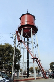 赤銅色の旧配水塔。周囲は駐車場になっている=高砂市高砂町朝日町 赤銅色の旧配水塔。周囲は駐車場になっている=高砂市高砂町朝日町