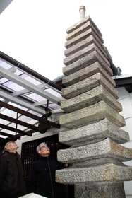 平忠度を祭っていると伝わる十三重塔=神戸市長田区駒ケ林町4 平忠度を祭っていると伝わる十三重塔=神戸市長田区駒ケ林町4