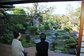 奥行きのある日本庭園を見渡すことができる旧小河家別邸=三木市本町3 奥行きのある日本庭園を見渡すことができる旧小河家別邸=三木市本町3