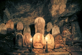 鷲原寺石仏群。毎月18日のみ公開される=朝来市岩津 鷲原寺石仏群。毎月18日のみ公開される=朝来市岩津