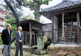 松風村雨堂(右)と衣掛けの松=神戸市須磨区離宮前町1 松風村雨堂(右)と衣掛けの松=神戸市須磨区離宮前町1